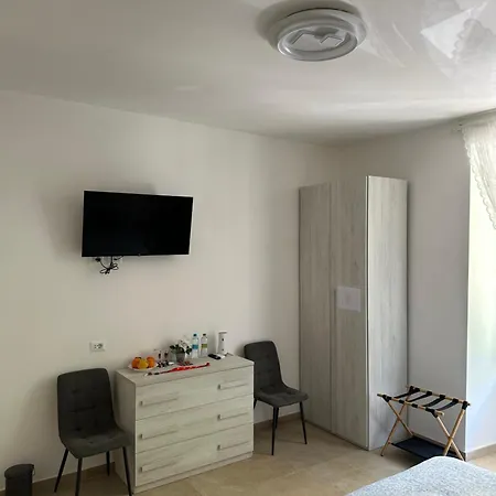 Youroominrome